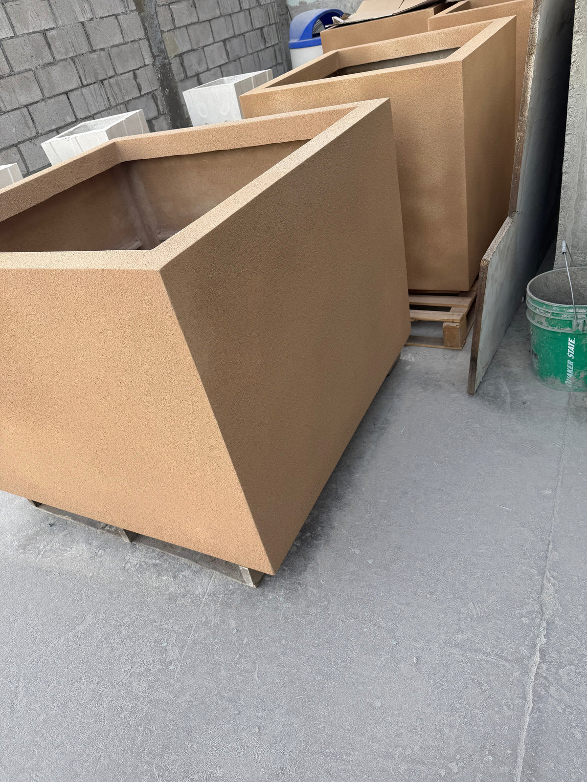 pure-design-werx-beige-rectangular-planter-detail
